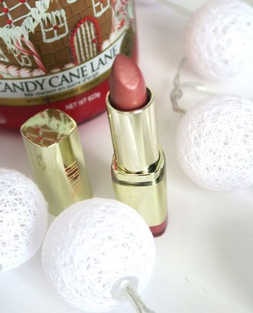 ruj-milani-dulce-caramelo-pe-buze